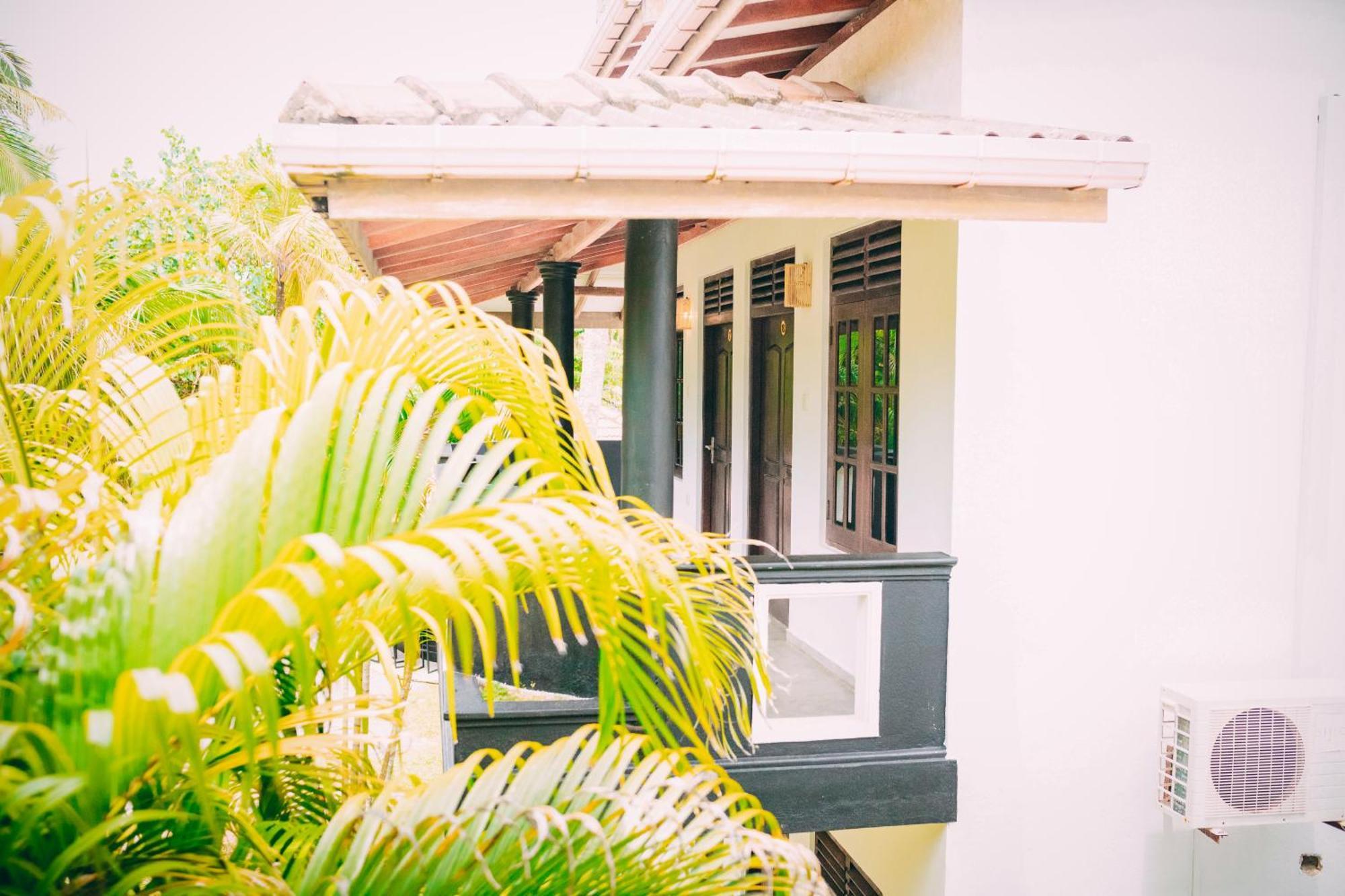 Hotel Pineapple Surf Ahangama Exterior foto